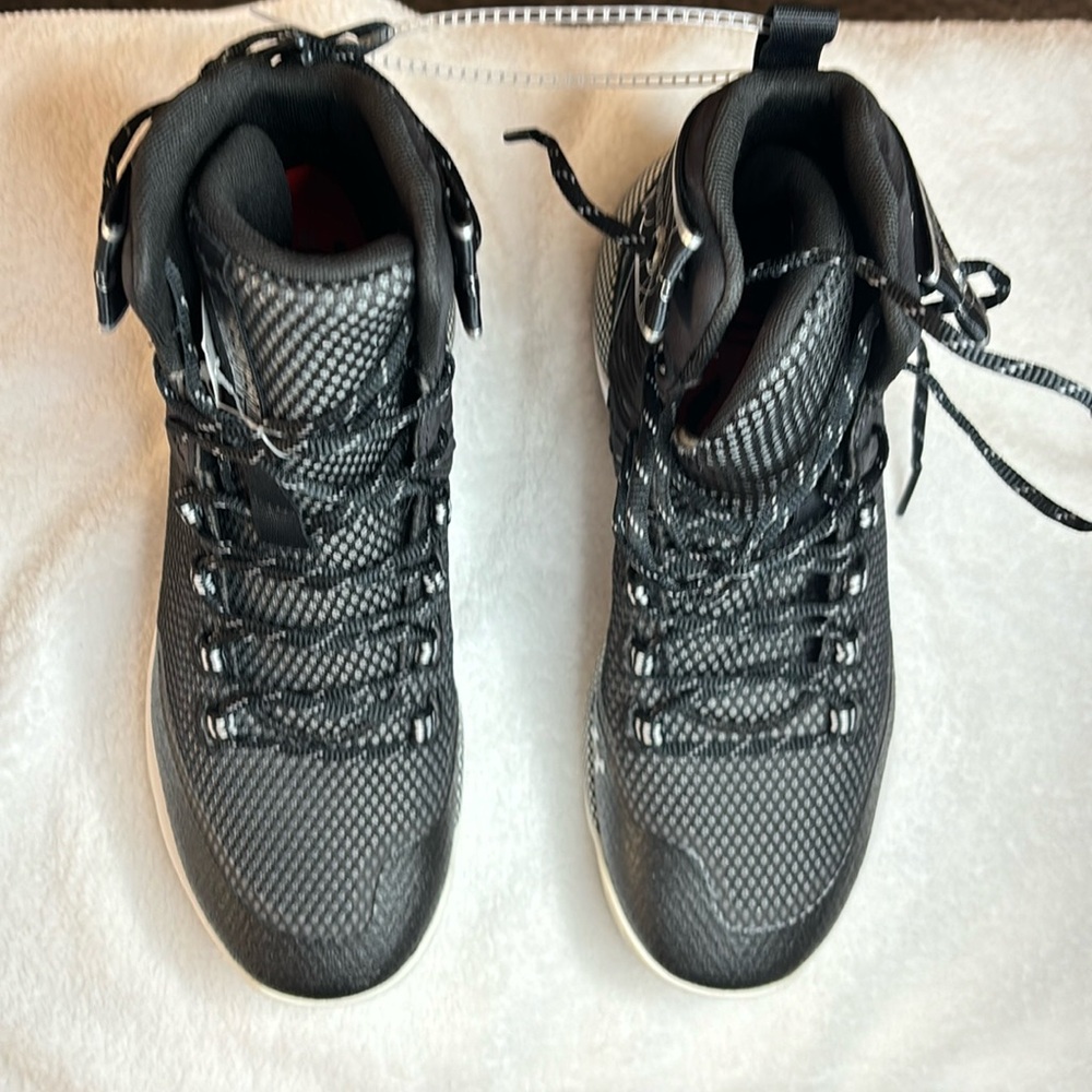 ** Brand New w/ tag ** Under Armour Women's Highlight Ace Volleyball Shoe 3.0